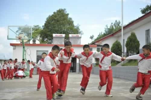 二坪小学学生课间玩耍